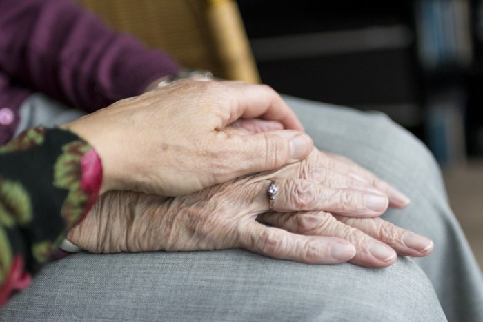Zu sehen sind die Hände einer Seniorin. Die Hand einer jüngeren Person liegt darauf. Körperliche Nähe kann ein Videoanruf nicht ersetzen, aber er hilft gegen Einsamkeit. Bild: Pixabay/Sabine van Erp