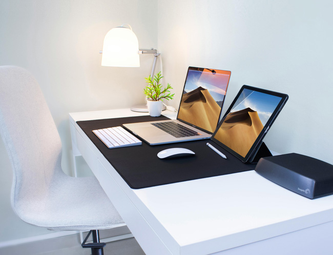 Laptop aufrüsten: Laptop, Tastatur und Monitor auf einem weißen SChreibtisch. Bild: Pexels/Elvis (https://www.pexels.com/de-de/foto/foto-eines-laptops-und-eines-tablets-auf-dem-tisch-2528118/)