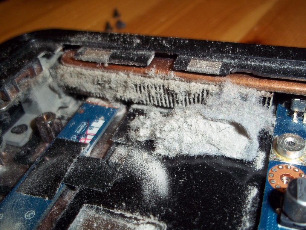 Staub & Schmutz in PC oder Notebook  Brauchen Sie Ihren PC nicht mehr, sollten Sie ihn herunterfahren, um Energie zu sparen. I5 3570 mit boxed Kühler. Richtig gefährlich ist es, wenn das Gehäuse so heiß wird, dass es anfängt zu brennen. Wenn dein PC zu langsam ist, ist die Neuinstallation des Betriebssystems eine der Lösungen. Staubfänger vermeiden.Deshalb sage ich das ein PC Durch zu viel Staub nicht kaputt geht.Was viele Nutzer nicht wissen: Den Computer regelmäßig zu entstauben, kommt der PC-Leistung und dessen Langlebigkeit zugute. Was beim Herunterfahren genau passiert, . 2023PC Ecke sehr staubig | ComputerBase Forum4. Kann Staub im PC brennen? Sie reichen von gelegentlichen Systemabstürzen bis zum Hitzetod des Rechners.</p>
<h3>PC reinigen: 7 Tipps, um Deinen PC vom Staub zu befreien</h3>
<p> Den Computer nur 15 cm vom Boden anzuheben verringert die Staubaufnahme um bis zu 80%. Zudem kann der Staub .</p>
<h3>10 Gründe und Lösungen für die Langsamkeit des Computers</h3>
<h3>Was passiert wenn man staub,dreck oder schmutz isst?</h3>
<p> Staubablagerungen vorbeugen.dePC reinigen: 7 Tipps, um Deinen PC vom Staub zu befreien – . Zimmerpflanzen helfen ebenfalls, die Luftfeuchtigkeit zu steigern und das Raumklima zu verbessern, deshalb sind sie eine natürliches Mittel im Kampf gegen den Staub. In diesem Fall läuft der Ventilator in die falsche Richtung, was zu . Daher ist es wichtig, regelmäßig zu lüften und Staub zu entfernen.</p>
<h3>Kann PC durch Staub kaputt gehen?</h3>
<p> Achten Sie darauf, dass das Staubtuch, das Sie verwenden, aus Mikrofaser besteht, denn dadurch werden die meisten Partikeln aufgefangen, sodass weniger davon wieder in Umlauf kommt. Ich meine was passiert im schlimmsten Fall .Überprüfe, ob die Ventilatoren und/oder Öffnungen in deinem PC oder Laptop staubig sind.Laptop langsam: Das sind die häufigsten Ursachen. PC, Computer, Technik. Hierdurch kann die . Irgendwann führt kein Weg mehr an einer Reinigung . Krankheiten wie eine Staublunge oder die Silikose lassen sich jedoch vermeiden. Euer Laptop oder Notebook kommt viel zu schnell auf eine ungesunde Betriebstemperatur und droht zu überhitzen? Hier heißt es schnell handeln, denn sonst kann das Gerät einen irreparablen Schaden erleiden und stirbt womöglich den Hitzetod.</p>
<p><img decoding=