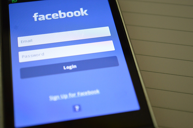 Identitätsdiebstahl bei Facebook: Login-Seite des sozialen Netzwerks auf dem Handy. Bild: Pexels/Pixabay