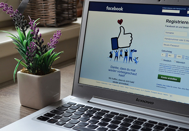 Fake-Name: Laptop mit der Startseite von Facebook. Aufforderung zur Registrierung. Bild: Pexels/Tobias Dziuba