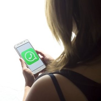 Eine junge Frau nutzt WhatsApp am Smartphone. an ihrer Schule gibt es vielleicht kein WhatsApp-Verbot. Foto: Pixabay/Spiegelung: PC-SPEZIALIST