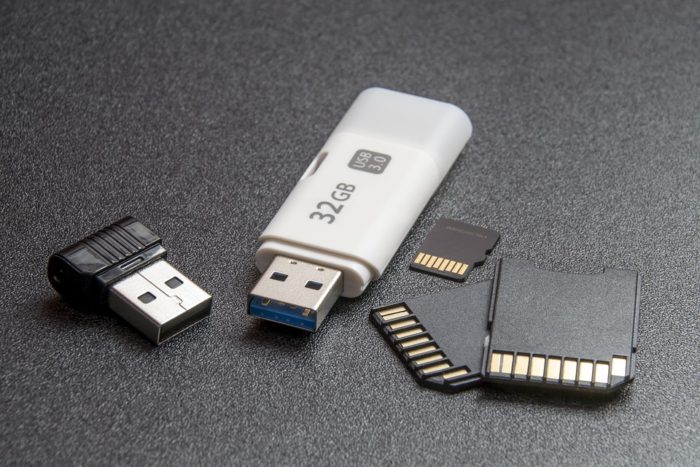 Das Foto zeigt unterschiedliche Flash-Speicher wie USB-Stick, micro SD und SD-Karte. Foto. Pixabay