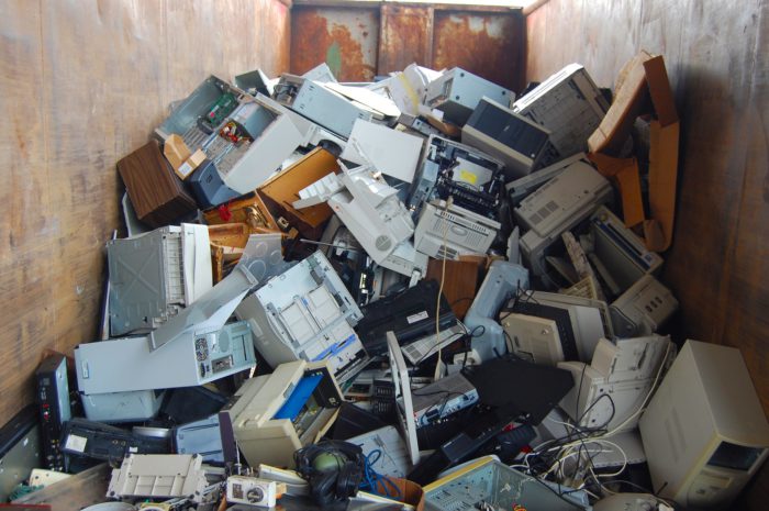 Zu sehen ist ein Container, in dem sich alte Elektrogeräte stapeln. Nachhaltig ist es nicht, Geräte wegzuschmeißen, die noch repariert werden könnten. Bild: www.pixabay.com/dokumol