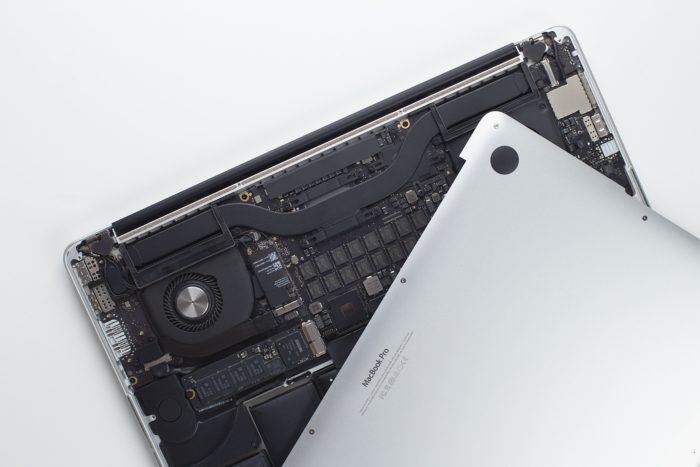 Zu sehen ist ein Macbook, bei dem das Gehäuse gelöst ist. Das ist notwendig, wenn man eine Laptop-Tastatur reparieren will. Bild: unsplash.com/@perfectcoding