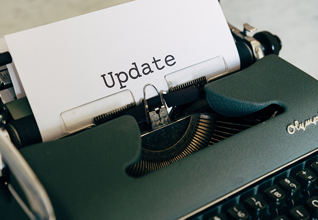 5G-Ausbau: Schreibmaschine mit einem Zettel, beschrieben mit Update. Bild: Unsplash/Markus Winkler
