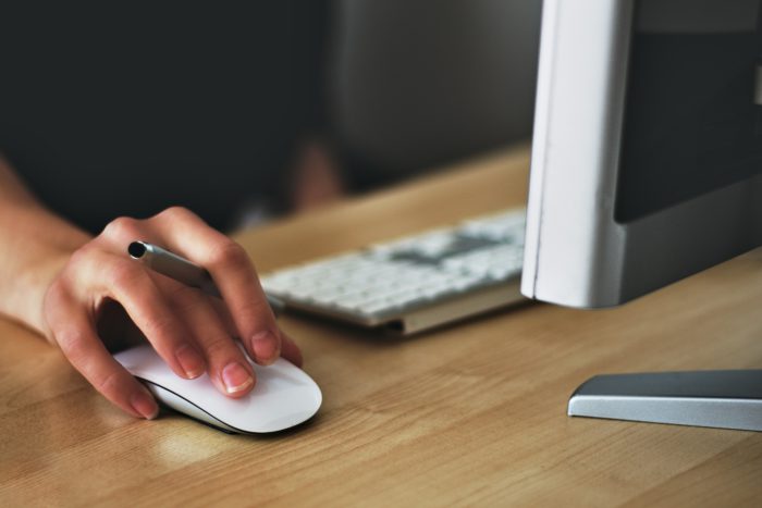 Eine Person, vermutlich eine Frau, sitzt in ihrem Rechner und bedient die Maus. Ob sie mit ihrer Breitbandverbindung zufrieden ist? Bild: www.pixabay.com / StockSnap