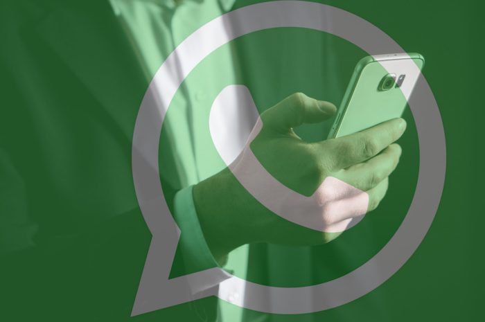 WhatsApp-Icon im Vordergrund, im Hintergrund eine Hand, die ein Smartphone hält. Foto: Pixabay