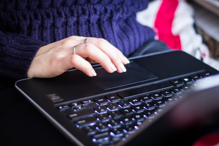 Zu sehen ist ein Ausschnitt einer Frau, die einen Laptop auf dem Schoß hat und diesen mit der rechten Hand bedient. Vielleicht hat sie den PC-Aufbau von PC-SPEZIALIST genutzt. Bild: www.pixabay.com / StockSnap
