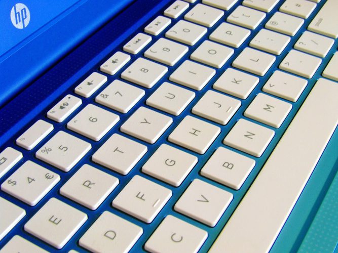 Zu sehen ist die Tastatur eines HP-Laptops. Jemand versucht, die Installation von Software vorzunehmen. Bild: Pixabay / Steve Howard
