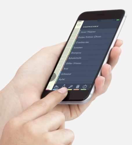 Ein Smartphone gehalten von zwei Händen mit einer Einkaufszettel-App im Display. Bild: Screenshot Überliste