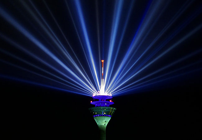 Handystrahlung: Funkturm in der Nacht mit blauen Lichtstrahlen. Bild: Pexels/Jens Mahnke