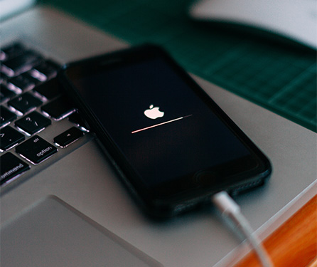 iOS 14: iPhone am Ladekabel, Update läuft. Bild: Unsplash/Szabo Viktor