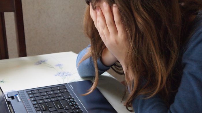 Aktuelles Windows 10 Update verursacht Probleme. Junge Frau verzweifelt über ihrem Rechner. Bild: Pixabay