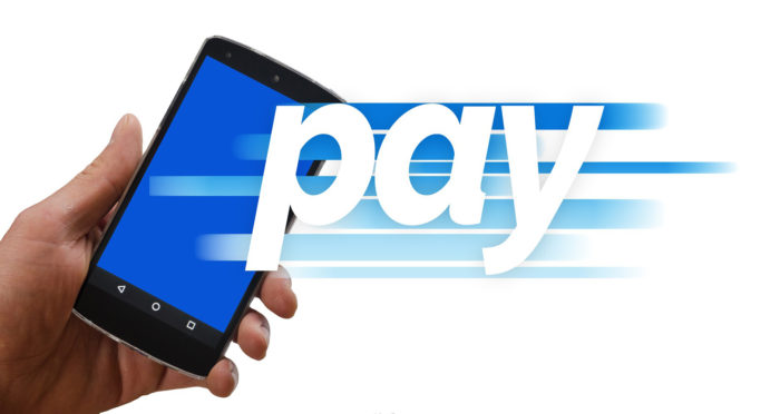 PayPal Kosten kommen nur auf die Verkäufer zu. Bild zeigt Bezahlvorgang mittels Smartphone. Bild: Pixabay