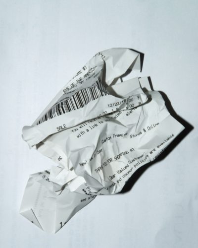 Das Bild zeigt einen zerknüddelten Kassenbon, ein Sinnbild der Bonpflicht. Bild: Unsplash/Michael Walter