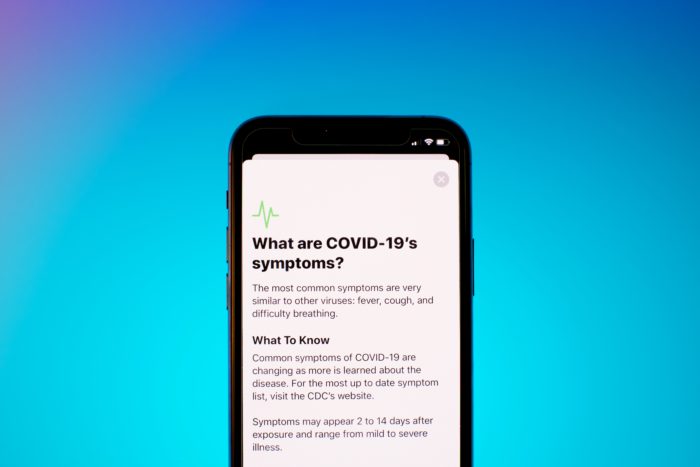 Zu sehen ist ein Handy, auf dem Informationen z Covid-19 zu sehen sind. Aktuell kursieren aber auch einige falsche Corona-Apps. Bild: Unsplash/Brian McGowan