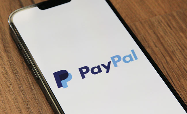PayPal-Kosten: Handy-Display mit PayPal-Logo. Bild: Unsplash/©Marques Thomas