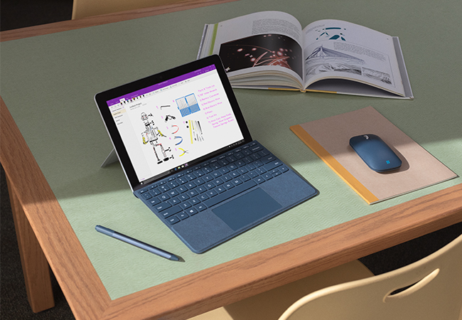 Surface-Gerät auf Schreibtisch - sie gehören zu den ersten, die das Windows-10-Update 2004 bekommen. Bild: ©Microsoft