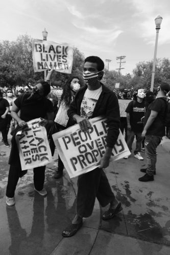 Das Bild zeigt einen Demonstranten auf einer Demonstration gegen Rassismus in den USA. Ihnen wir der Signal Messenger ans Herz gelegt. Bild: Unsplash/Mike Von