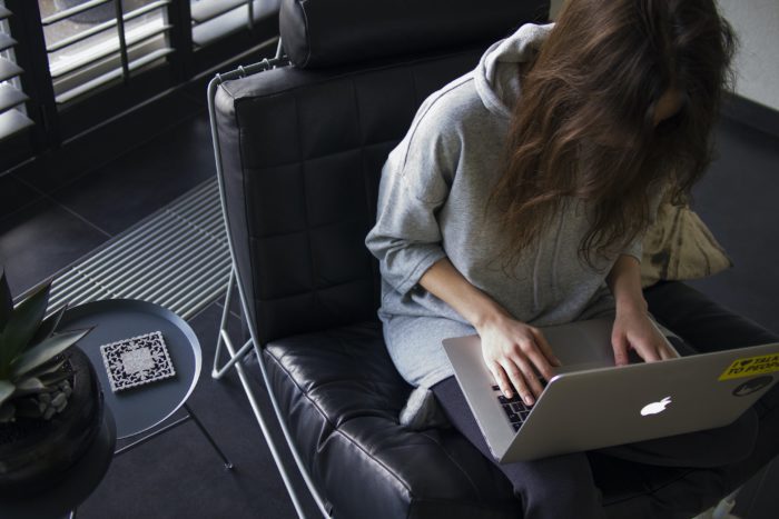 Eine junge Frau nutzt ihren Laptop. Hat sie im Internet ein Recht auf Vergessen? Bild: Unsplash/Daria Nepriakhina