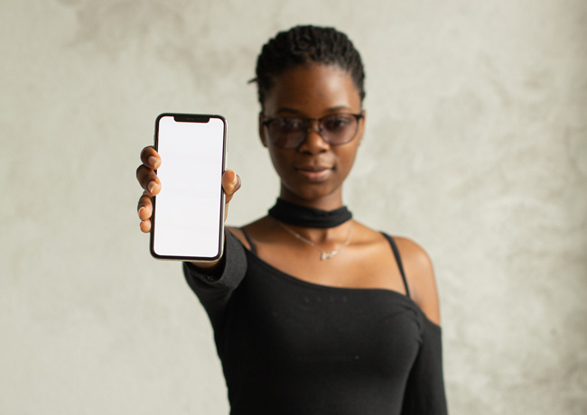 Elektronischer Personalausweis: dunkelhäutige Frau zeigt Ihr Smartphone. Bild: Pexels/Monstera Production (https://www.pexels.com/de-de/foto/frau-hand-smartphone-verbindung-9429450/)