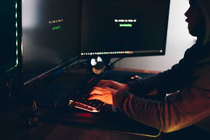 Sicherheits-Apps. Mann versucht einen Computer zu hacken. Bild: Pexels
