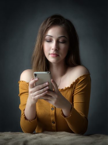 Instagram-App: Junge Frau mit Handy in der Hand. Bild: Pixabay