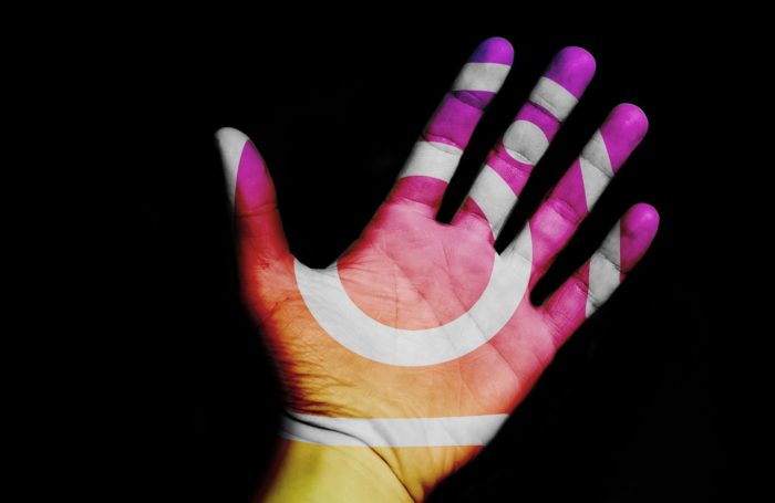 Hand vor schwarzem Hintergrund, Instagram-Logo auf die Handfläche gemalt. Bild: Pixabay