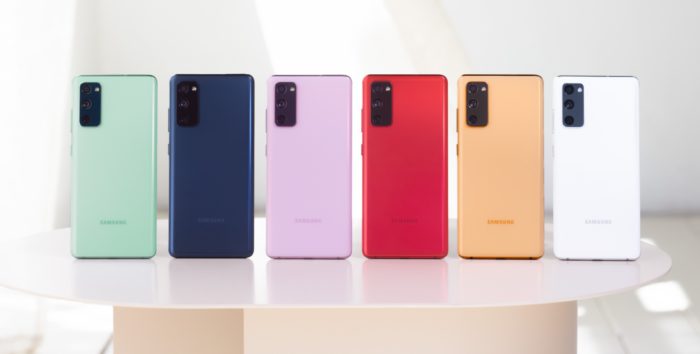Samsung S20 FE: Aufgereihte Handys bunt wie ein Regenbogen. Bild: ©Samsung
