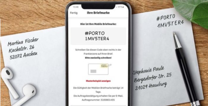 Briefumschlag mit Porto-Code als Briefmarke per App. Bild. Screenshot Deutsche Post