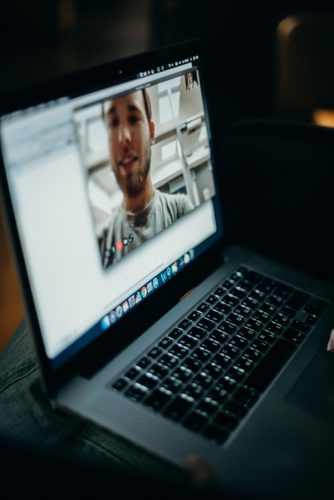 FaceTime für Android. Videocall am Laptop. Bild: Pexels