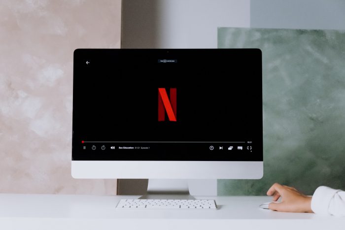 Netflix-Tricks. Netflix-Logo erscheint auf einem Computer. Bild: Pexels