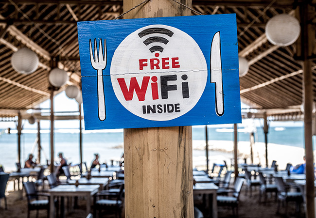 WLAN-Sicherheit: Restaurant mit Schild, dass es Free WLAN gibt. Bild: Unsplash/Bernard Hermant