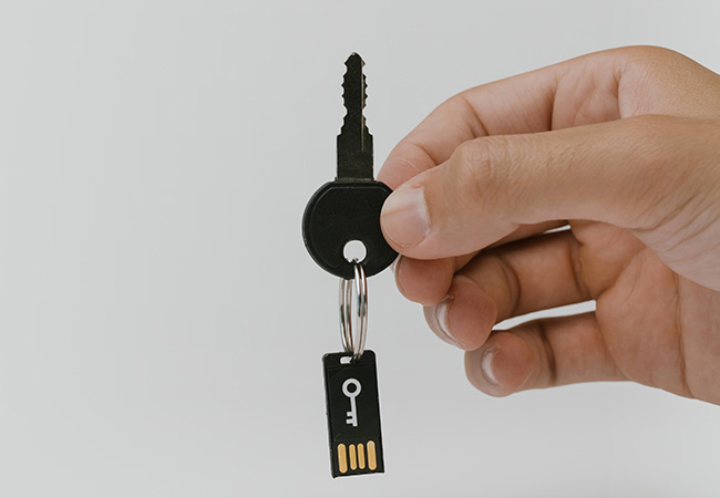 Cloud-Sicherheit: Hand hält Schlüssel mit Speichermedium. Bild: Pexels/Cottonbro
