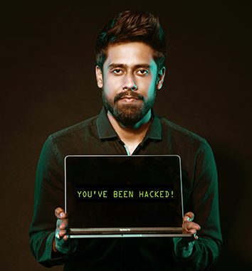 Cloud-Sicherheit: Mann zeigt Laptop mit Schriftzug „You've been hacked“. Bild: Pexels/Saksham Choudhary