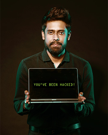 Cloud-Sicherheit: Mann zeigt Laptop mit Schriftzug „You've been hacked“. Bild: Pexels/Saksham Choudhary