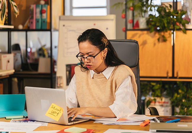 Backup 365: Frau arbeitet am Laptop. Bild: Pexels/ANTHONY SHKRABA production