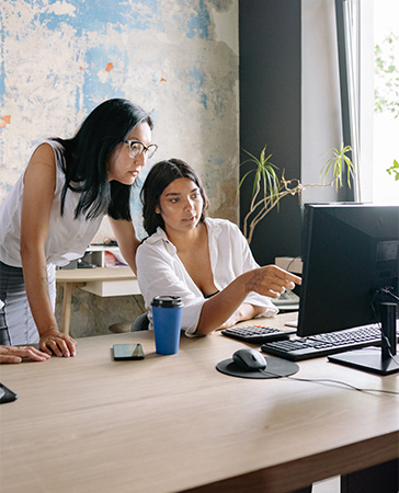 Backup 365: Zwei Frauen blicken im Büro auf einen Monitor. Bild: Pexels/Yan Krukov