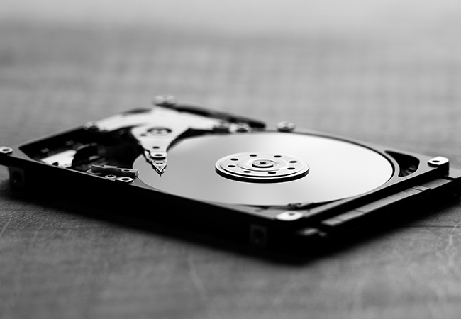 Backup 365: Schwarzweiß-Bild einer Computerfestplatte Bild: Pexels/Sergei Starostin