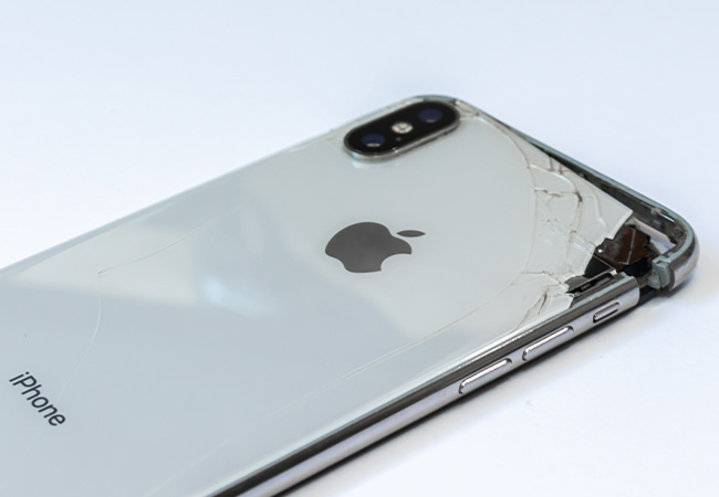 Reparierbarkeit: iPhone mit völlig zerstörter Ecke. Bild: Unsplash/Fili Santillan