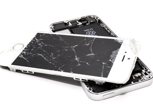 Reparierbarkeit: Defektes Handy, Display ab und zerstört. Bild: Pexels/Skitterphoto