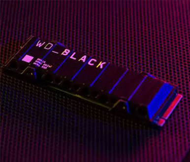 Rot beleuchtet: der SSD-Speicher WD_BLACK™ SN850 NVMe™. Bild: ©Western Digital