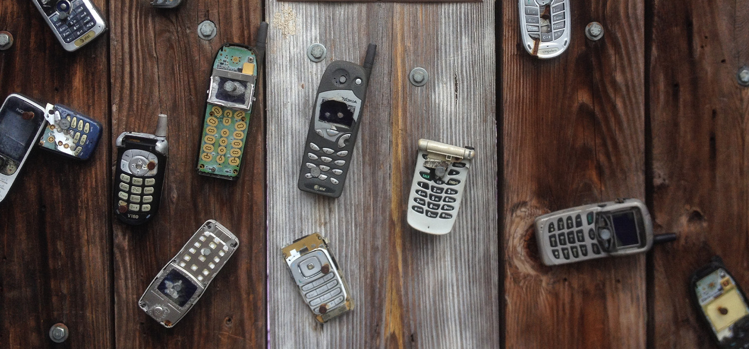 Эпоха смартфонов. Из старых сотовых телефонов. Старые дорогие мобильные телефоны. Ненужный смартфон. Сдать старые мобильные телефоны