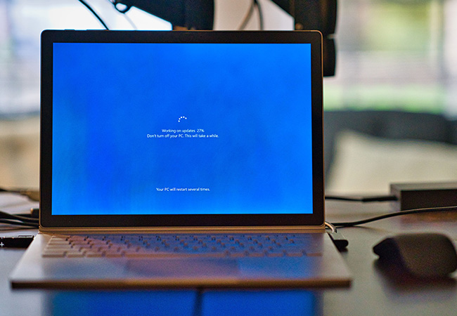 Windows-Update hängt: Laptop, das gerade ein Windows-Update erhält. Bild: Unsplash/Clint Patterson