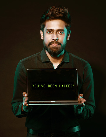 Windows-Update hängt: Man hält Laptop in den Händen. Schriftzug auf dem Display: You've been hacked. Bild: Pexels/Saksham Choudhary