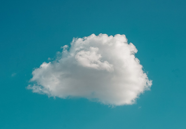 Daten synchronisieren: weiße Wolke am blauen Himmel. Bild: Unsplash/José Ramos