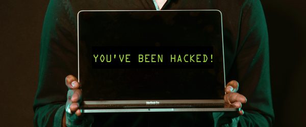 Lapsus$: Aufgeklappter Laptop mit dem Schriftzug "You've been hacked". Bild: Pexels/Saksham Choudhary