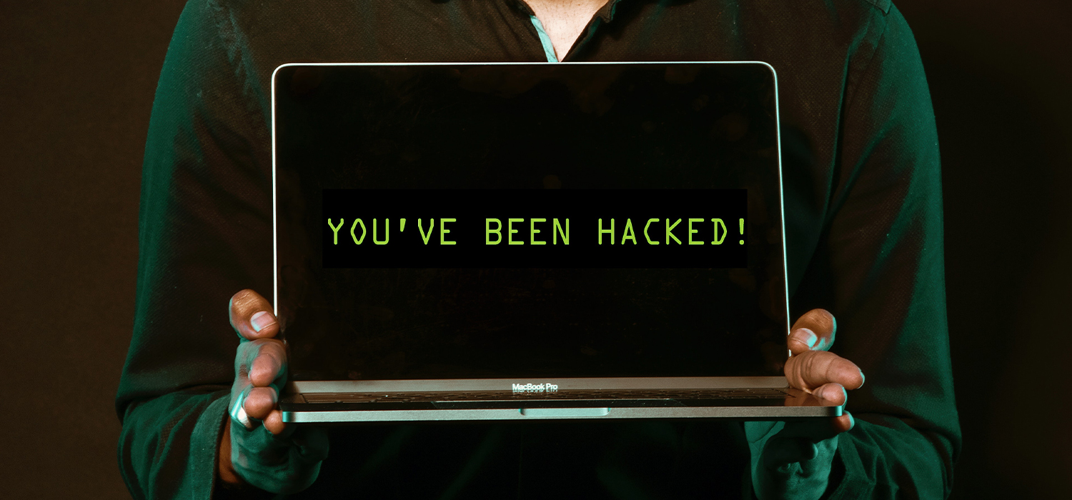 Lapsus$: Aufgeklappter Laptop mit dem Schriftzug "You've been hacked". Bild: Pexels/Saksham Choudhary
