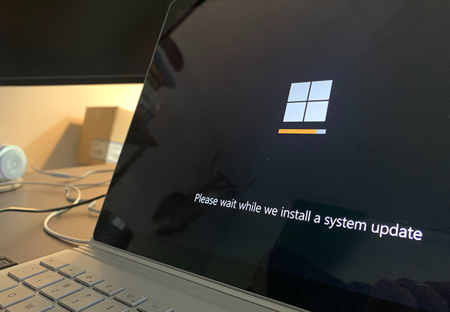 Windows-11-Update: Laptop erhält Update. Bild: Update/Clint Patterson